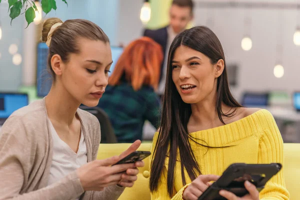 Multiethnische Kollegen Blonde Kaukasische Und Lateinamerikanische Dunkelhaarige Hübsche Geschäftsfrauen Angestellte — Stockfoto