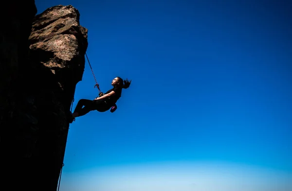 Young Cute Female Climber Makes Difficult Move Leading Multi Pitch — Stock Photo, Image