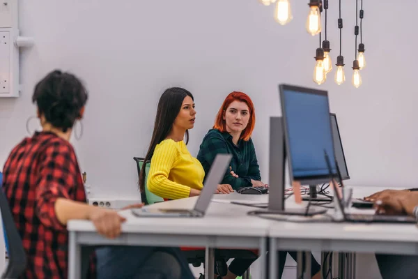 Współpracownicy Biurze Patrzą Komputer Rozmawiają Pracy — Zdjęcie stockowe