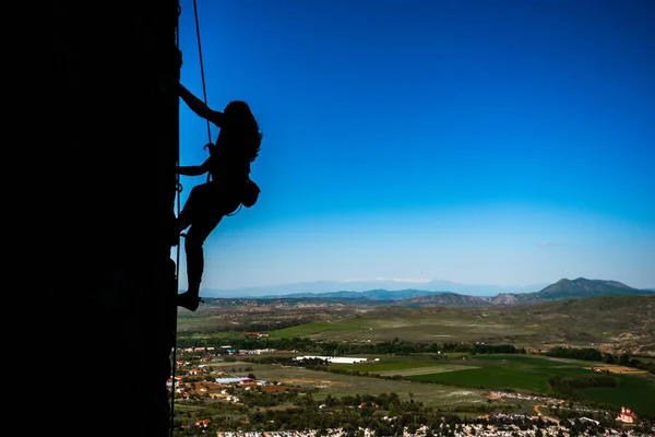 Dağcı Kız Güzel Bir Dağda Bir Kayanın Üzerinde Antrenman Yapıyor — Stok fotoğraf