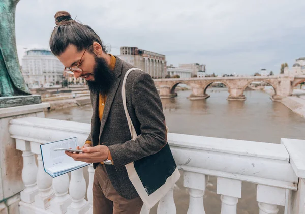 Hipster Homem Vestindo Roupa Moderna Verificando Seu Mail Telefone Inteligente — Fotografia de Stock