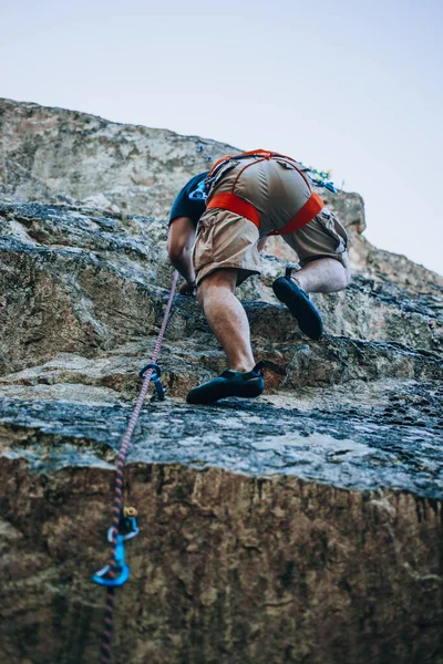 男は困難な登山ルートを克服します 岩の上の岩登り アウトドアスポーツをする — ストック写真