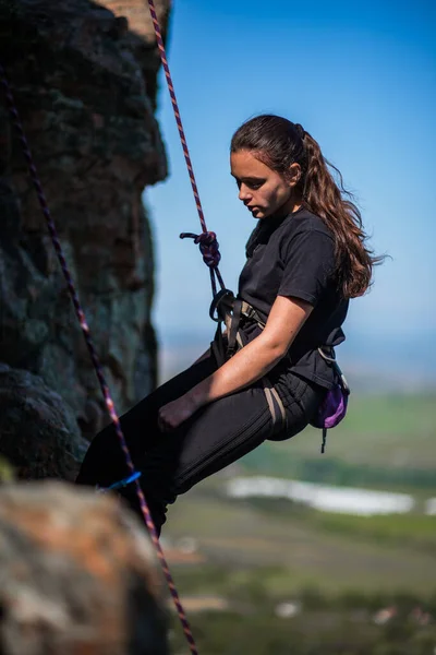 Yazın Açık Havada Kayalara Tırmanan Güzel Genç Bir Kadın — Stok fotoğraf