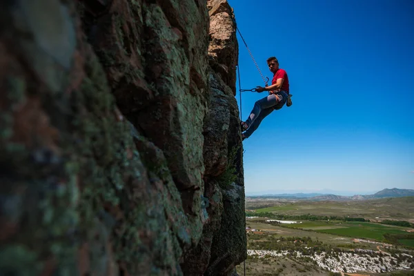 攀登者 带着攀登设备挂在绳索上 从攀岩墙上摔下来 — 图库照片