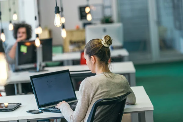 Blondynka Bizneswoman Pracuje Komputerze Siedząc Zatłoczonym Nowoczesnym Biurze — Zdjęcie stockowe