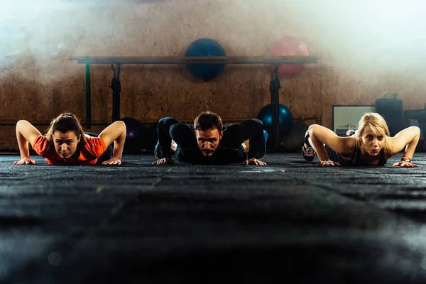 Equipe Pessoas Esportivas Fazendo Flexões Ginásio Crossfit — Fotografia de Stock