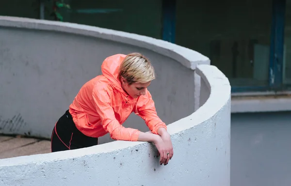 Mujer Deportista Que Descansa Una Pared Hormigón Gris Después Ejercer — Foto de Stock