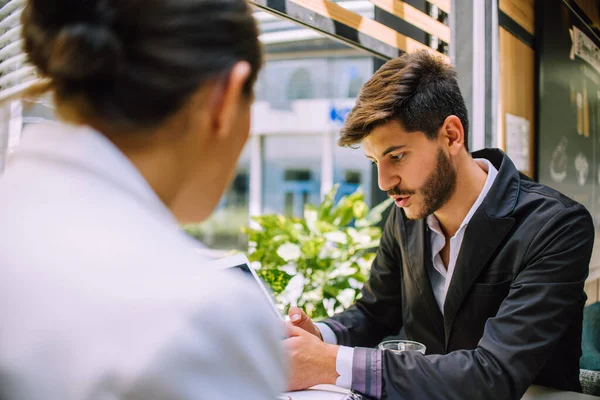 Empresário Caucasiano Jovem Empresária Caucasiana Conversando Durante Reunião Uma Cafeteria — Fotografia de Stock