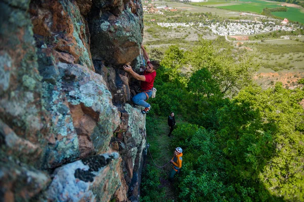 Adam Kayalara Tırmanmakla Meşgul Dağcı Kayaya Tırmanır Açık Hava Aktiviteleri — Stok fotoğraf