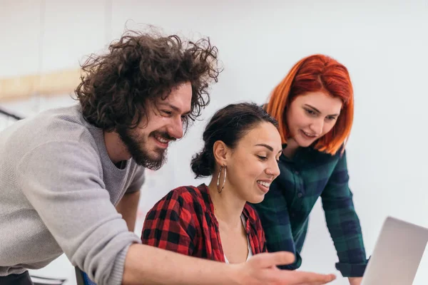 Gruppe Multiethnischer Kollegen Die Sich Gegenseitig Helfen Marketingkonzept Vielethnische Gesellschaft — Stockfoto