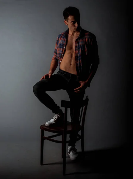 Retrato Belo Modelo Masculino Posando Contra Fundo Escuro — Fotografia de Stock