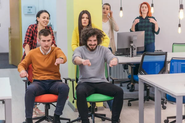 Takım Oluşturma Ofis Eğlencesi Akıllı Gündelik Giyinen Dört Neşeli Adamı — Stok fotoğraf