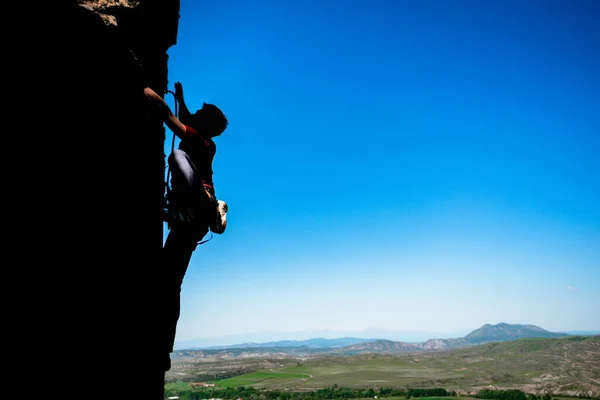 空気と自然の中でスポーツ 岩の上を登るのが目的です 健康的で強い体のためのフィットネス — ストック写真