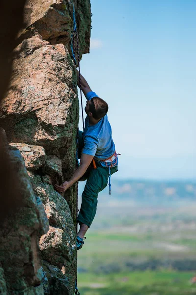 男は困難な登山ルートを克服します 岩の上の岩登り アウトドアスポーツをする — ストック写真