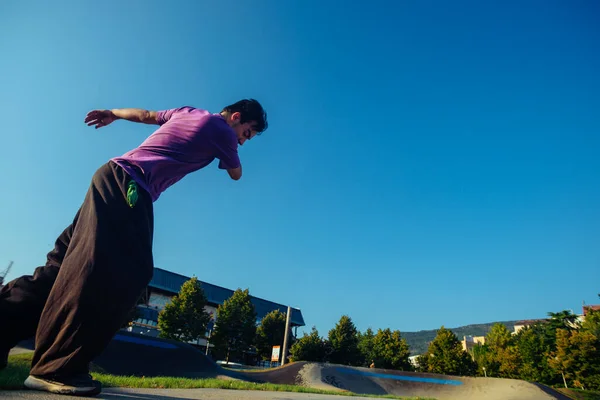 Homem Parkour Durante Salto Flip Lateral Mover Parque Skate Cidade — Fotografia de Stock