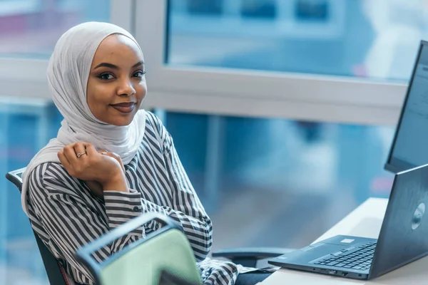 Wirtschaftspädagogik Und Bürokonzept Afroamerikanische Geschäftsfrau Trägt Einen Hidschab Und Tippt — Stockfoto