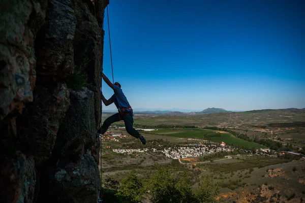 ロッククライマーロープや機器を使用して崖を登ると スポーツクライミングの雇用 — ストック写真