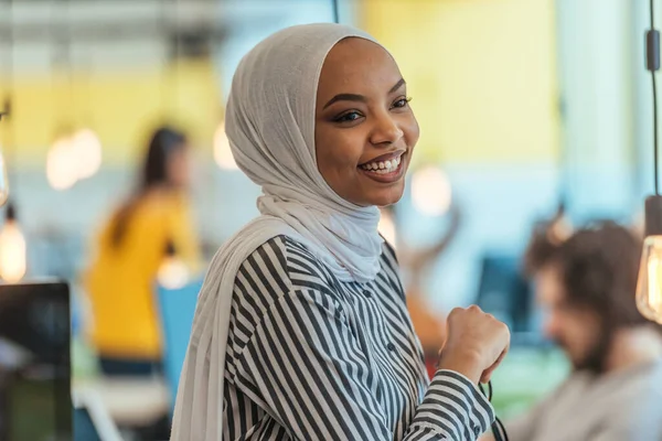 一个黑人 非裔美国人 女穆斯林头戴头巾站在现代商业办公室的特征 — 图库照片