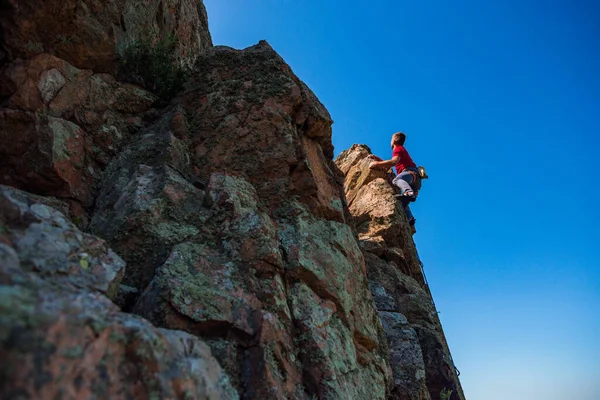 Homem Desce Uma Parede Perigosa Esporte Escalada Livre — Fotografia de Stock