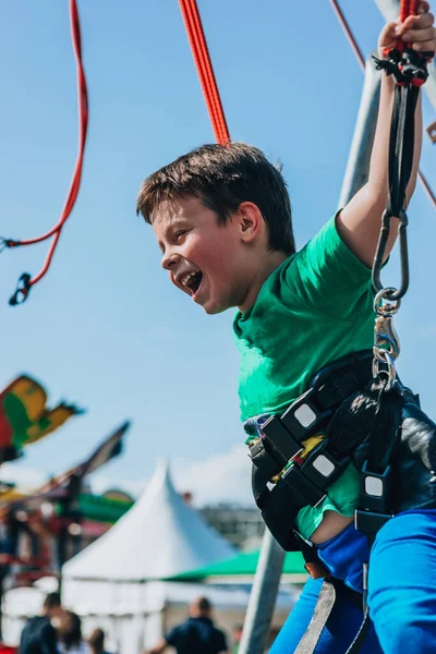 Doce Garoto Divertir Pulando Trampolim Bungee Protegido Com Elásticos — Fotografia de Stock