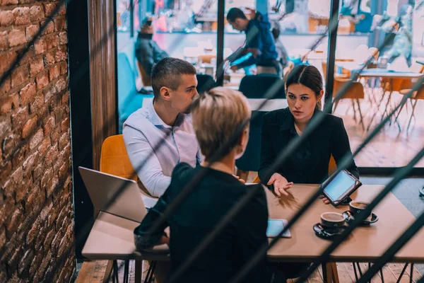 Encontro Negócios Com Jovem Casal Seu Consultor Financeiro Dentro Café — Fotografia de Stock