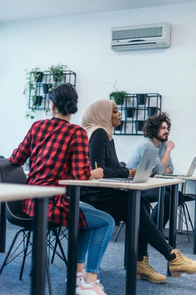 Gruppo Lavoro Multietnico Che Ascolta Oratore Mentre Partecipa Seminario Lavoro — Foto Stock