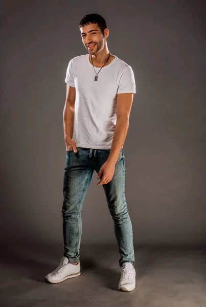 Atractivo Modelo Masculino Joven Posando Jeans Azules Top Blanco Zapatos — Foto de Stock