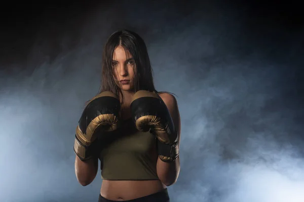 Close Portret Van Een Vrouwelijke Bokser Poseren Met Bokshandschoenen Kijken — Stockfoto