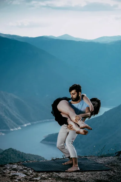 Casal Sensual Realizando Uma Dança Artística Emocional Contemporânea — Fotografia de Stock