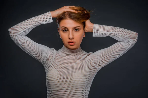 Elegante Mujer Joven Con Camiseta Blanca Sobre Fondo Gris — Foto de Stock