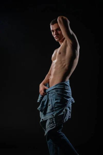 Sexig Man Med Naken Överkropp Poserar Blå Jeans Med Jeansjacka — Stockfoto