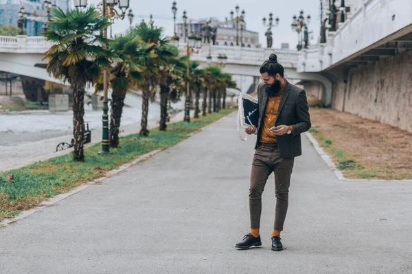 Jeune Homme Caucasien Portant Des Vêtements Modernes Élégants Dans Environnement — Photo
