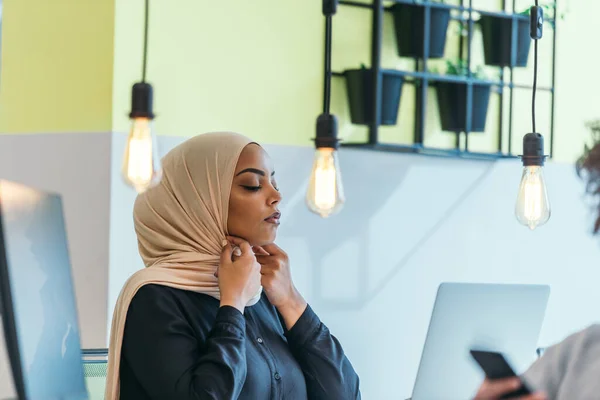 Ausschnitt Einer Schwarzen Afrikanisch Amerikanischen Muslimin Die Einem Modernen Geschäftsbüro — Stockfoto