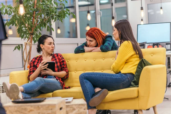 Equipo Compañeros Equipo Sentados Una Oficina Moderna Teniendo Una Sesión — Foto de Stock