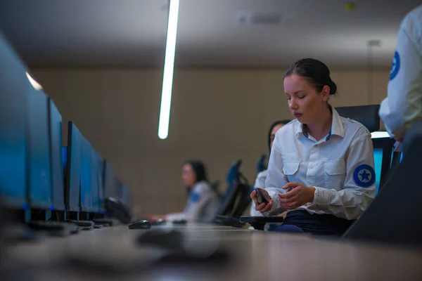 Gardienne Sécurité Assise Surveillant Des Caméras Vidéosurveillance Modernes Dans Une — Photo