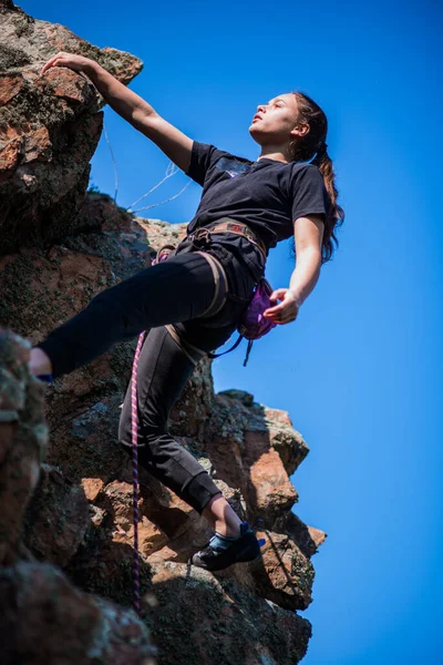 Gratis Klimmer Vrouw Beginnen Klimmen Steen Rots Buiten Zomer Boulderen — Stockfoto