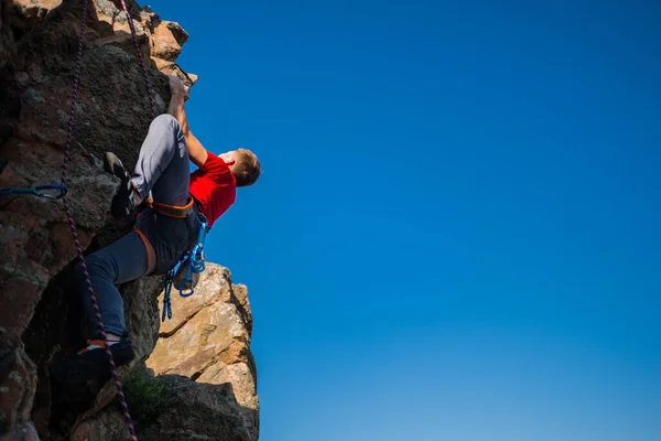 Young Man Climbing Wall Blue Sky Background — Stock Photo, Image