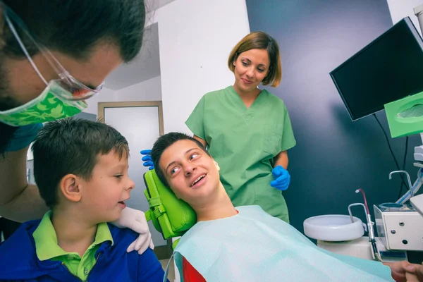 歯医者の専門チームと歯科事務所の患者として2人の若い男の子 — ストック写真