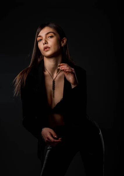 Studio Kropp Skott Mode Kvinnlig Modell Poserar Moderna Latexkläder — Stockfoto