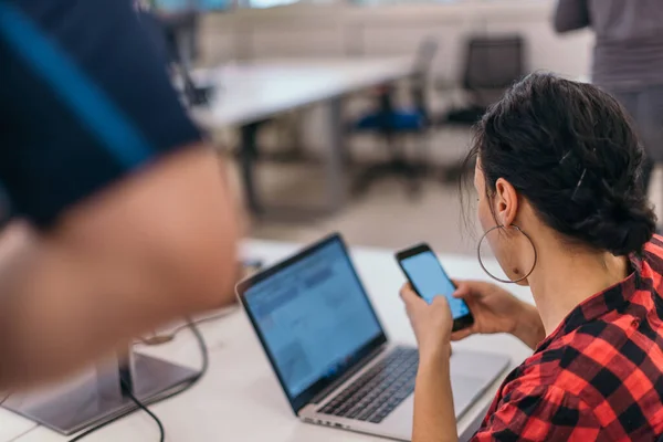 Una Foto Lateral Cerca Una Hermosa Chica Mirando Teléfono Inteligente —  Fotos de Stock