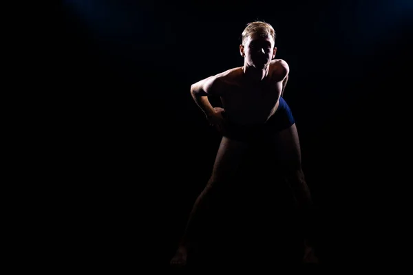 Artistieke Moderne Danser Oefenen Dansen Moves Studio Geïsoleerd Zwarte Muur — Stockfoto