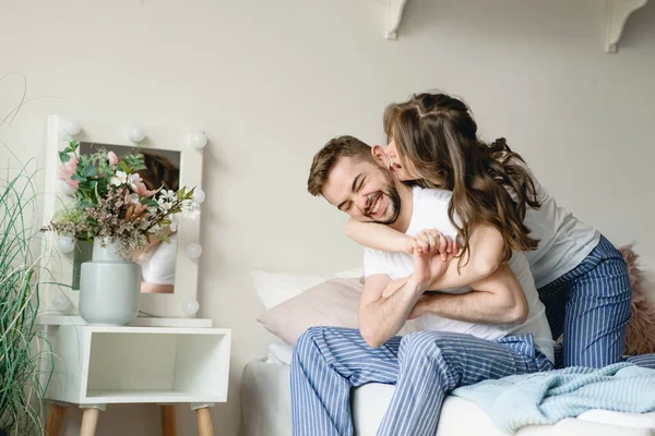 Chica Juguetonamente Abraza Chico Tratando Morderse Oreja — Foto de Stock