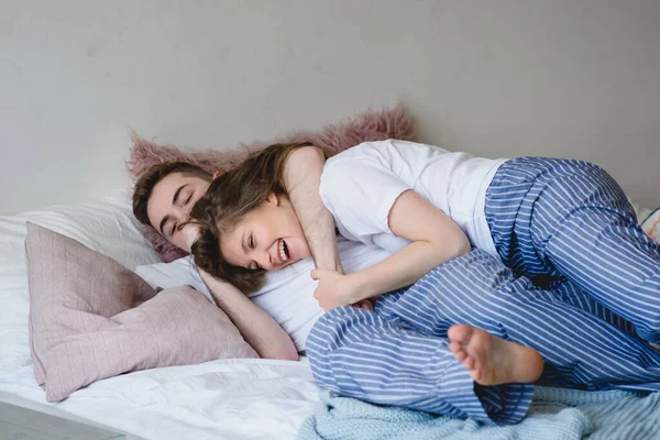 Young Couple Love Lying Bed Smiling — Stock Photo, Image