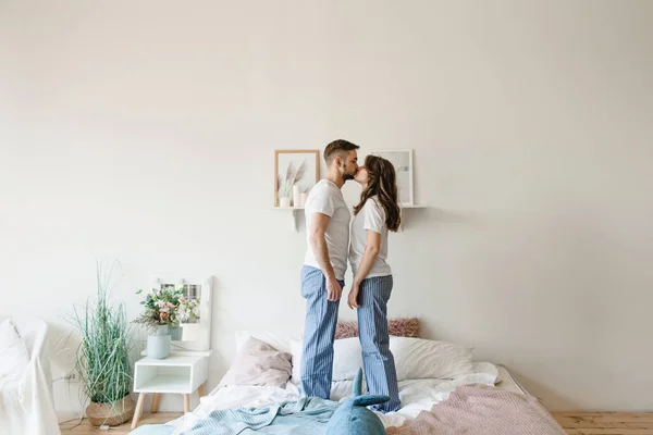 Marido Beija Sua Jovem Esposa Cama Pijama — Fotografia de Stock