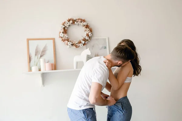 Der Kerl Küsst Das Mädchen Sanft Den Nacken Steht Auf Stockfoto