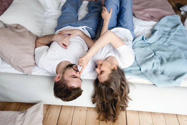 Pareja Joven Enamorada Está Acostada Cama Sonriéndose Imágenes De Stock Sin Royalties Gratis