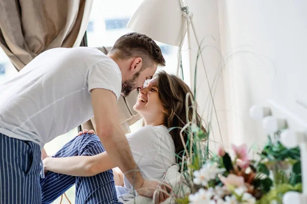 Cara Tenta Beijar Suavemente Sua Namorada Sentada Uma Cadeira — Fotografia de Stock