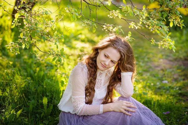 Una Chica Blusa Blanca Con Trenzas Largas Sienta Jardín Primavera —  Fotos de Stock