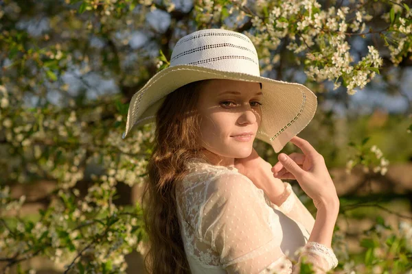 Retrato Una Niña Con Sombrero Blanco Sobre Fondo Árboles Florecientes —  Fotos de Stock