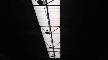 Fabrika salonda karanlık üretim